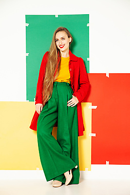 포토 JPG 해외이미지 스튜디오촬영 모델 옷 여자 행복 장난 바지 한명 초록색 컬러풀 유행 희망 활발 기쁨 코트 표현 직물 자신감 화려 우아함 시원함 즐거움 흰배경 흥분 긍정 강렬 스타일 세련 해외포토 1 감정 컬러 백그라운드 컨셉 하의 실내 사람 외투 흰색 파일형식 이미지허브