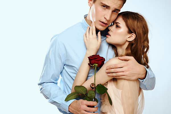 포토 JPG 해외이미지 백인 커플 여자 남자 포옹 미소 들기 상반신 성인 두명 장미 낭만 우아함 성인만 해외포토 서양인 꽃 컨셉 관계 안기 모션 표정 사람 파일형식 이미지허브