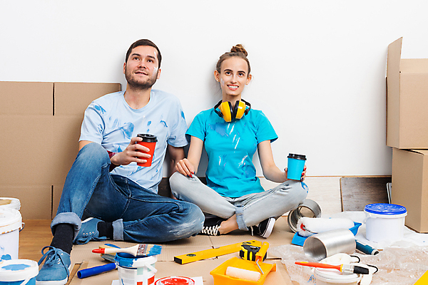 포토 JPG 해외이미지 전신 여자 남자 들기 앉기 성인 두명 앞모습 컵 인테리어 올려보기 공구 종이상자 페인트통 페인트붓 페인팅도구 페인트롤러 셀프 리모델링 성인만 셀프인테리어 해외포토 식기 디자인 뷰포인트 모션 통 사람 상자 페인트 도구 붓 파일형식 이미지허브