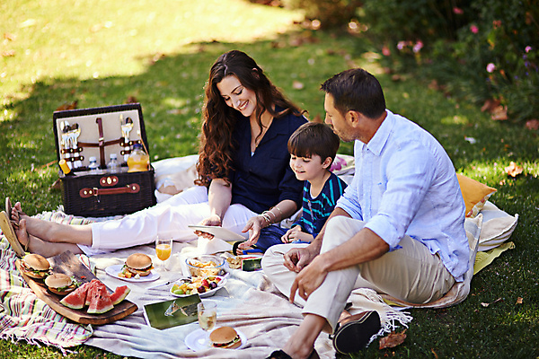 포토 JPG 해외이미지 주간 전신 백인 커플 응시 여자 남자 행복 어린이 엄마 함께함 미소 앉기 소년 성인 야외 두명 앞모습 옆모습 세명 소풍 잡기 아빠 돌봄 성인만 해외포토 자연요소 서양인 시선 감정 뷰포인트 컨셉 가족 관계 모션 표정 사람 야외활동 파일형식 이미지허브