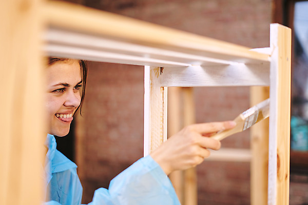 포토 JPG 해외이미지 여자 한명 들기 상반신 성인 목재 옆모습 페인트칠 바르기 페인트붓 목공예 목재가구 셀프 성인여자한명만 셀프인테리어 해외포토 나무 1 뷰포인트 가구 재료 모션 페인팅 사람 인테리어 붓 공예 여자한명만 성인여자만 파일형식 이미지허브