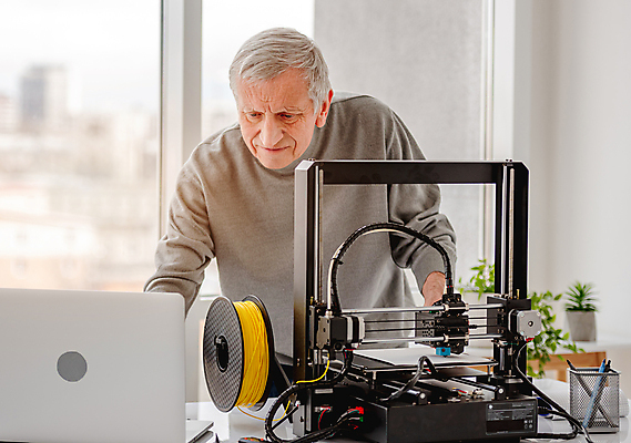 포토 JPG 해외이미지 노년 남자 실내 한명 상반신 앞모습 노트북 과학기술 작업 기술자 제조 인공 3D프린터 노인남자한명만 4차산업 해외포토 직업 1 산업 뷰포인트 기술 사람 성인 내부 전자제품 인쇄기 남자한명만 노인남자만 파일형식 이미지허브