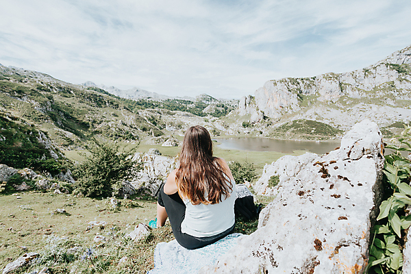 포토 JPG 해외이미지 주간 여자 여행 휴식 한명 성인 야외 혼자 성인여자한명만 해외포토 자연요소 1 컨셉 사람 여자한명만 성인여자만 파일형식 이미지허브
