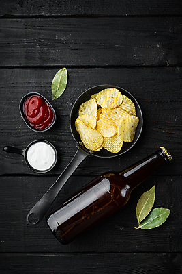 포토 JPG 해외이미지 검은배경 실내 사람없음 프라이팬 케첩 담기 맥주병 감자칩 월계수 해외포토 백그라운드 모션 주방용품 술병 맥주 내부 과자 검은색 소스_음식 칩_음식 파일형식 이미지허브