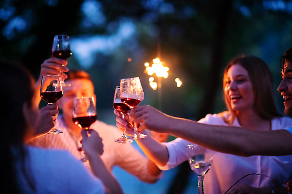 포토 JPG 해외이미지 라이프스타일 손 여자 남자 행복 휴가 함께함 들기 여러명 상반신 성인 야외 앞모습 뒷모습 아웃포커스 신체부위 파티 저녁식사 우정 저녁 소프트포커스 성인만 스파클라 해외포토 감정 뷰포인트 다수 컨셉 모션 폭죽 촬영기법 사람 이벤트 생활 친구 식사 야간 파일형식 이미지허브