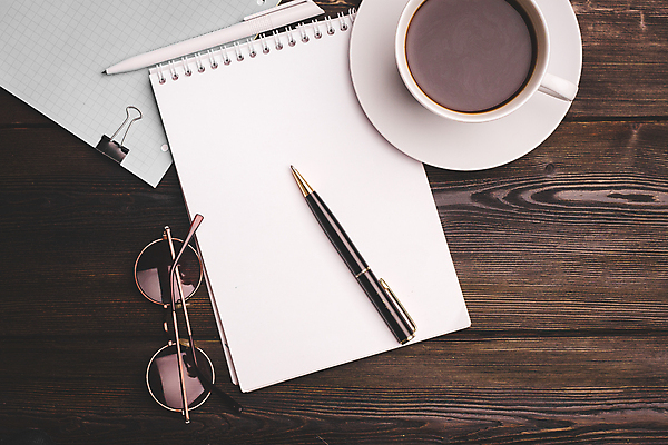 포토 JPG 해외이미지 비즈니스 사람없음 선글라스 펜 사무용품 공백 커피잔 오브젝트 스프링노트 카피스페이스 해외포토 안경 커피 문구용품 잔 필기구 공책 파일형식 이미지허브