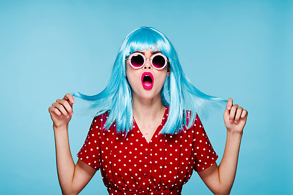 포토 JPG 해외이미지 여자 하늘색 입벌림 한명 상반신 성인 앞모습 선글라스 놀람 잡기 가발 성인여자한명만 힙스터 해외포토 1 패션 감정 안경 뷰포인트 모션 표정 사람 파란색 여자한명만 성인여자만 파일형식 이미지허브