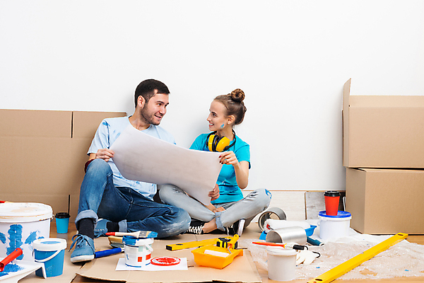 포토 JPG 해외이미지 전신 커플 여자 남자 들기 앉기 성인 두명 앞모습 인테리어 상자 마주보기 설계도 공구 종이상자 페인트통 페인트붓 페인팅도구 페인트롤러 셀프 리모델링 성인만 셀프인테리어 묻힘 해외포토 디자인 뷰포인트 관계 모션 건설업 통 사람 페인트 도구 붓 파일형식 이미지허브