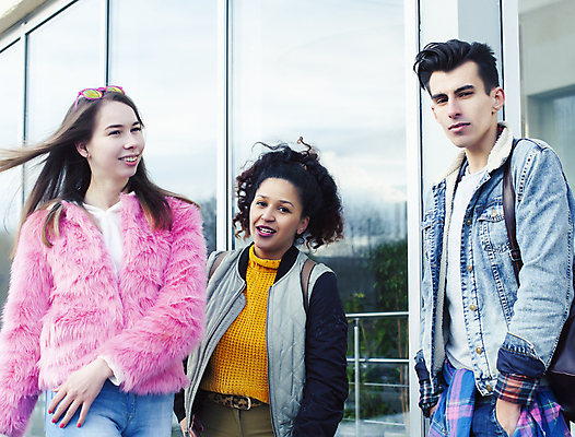 포토 JPG 해외이미지 백인 학생 여자 교육 남자 행복 배낭 학교 책가방 사람 앉기 동양인 소년 성인 야외 건물 10대 책 세명 스터디 금발 계단 검은색 쪽지 우정 그룹 인도인 대학교 단계 전국 많음 해외포토 서양인 외국인 헤어스타일 건축물 감정 어린이 컬러 컨셉 가방 모션 청소년 인종 친구 학습 파일형식 이미지허브