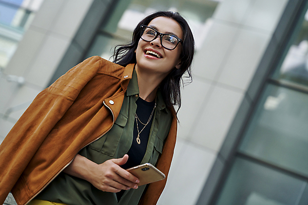 포토 JPG 해외이미지 주간 라이프스타일 응시 여자 행복 안경 한명 미소 웃음 들기 상반신 성인 야외 앞모습 스마트폰 비즈니스우먼 성인여자한명만 해외포토 자연요소 1 시선 잡화 감정 뷰포인트 비즈니스 모션 표정 사람 생활 핸드폰 스마트기기 직장인 여자한명만 성인여자만 파일형식 이미지허브