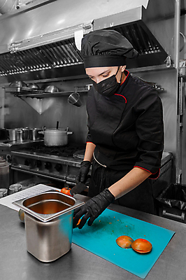 포토 JPG 해외이미지 직업 라이프스타일 손 여자 음식 조각 유니폼 토마토 채소 재료 탁자 호텔 도마 실내 건강 요리 한명 서기 사람 성인 사람없음 주방 식당 요리사 식사 앞치마 샐러드 신선 잡기 칼 자르기 준비 유기농 상업 만들기 건강식 채식주의자 비건 해외포토 1 웰빙 옷 가구 모션 숙소 주방용품 내부 생활 신체부위 상점 채식 파일형식 이미지허브