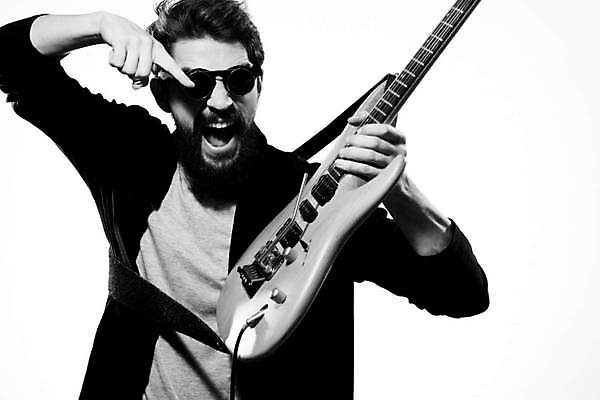 포토 JPG 해외이미지 남자 연주 흑백 한명 들기 상반신 성인 앞모습 선글라스 외침 기타 가리킴 매기 기타리스트 로큰롤 락스타 성인남자한명만 해외포토 1 안경 음악 뷰포인트 모션 현악기 촬영기법 사람 손짓 소리 연주자 남자한명만 성인남자만 파일형식 이미지허브