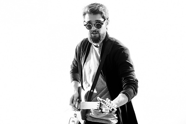 포토 JPG 해외이미지 응시 남자 연주 흑백 한명 상반신 성인 앞모습 선글라스 기타 매기 기타리스트 로큰롤 락스타 성인남자한명만 해외포토 1 시선 안경 음악 뷰포인트 모션 현악기 촬영기법 사람 연주자 남자한명만 성인남자만 파일형식 이미지허브