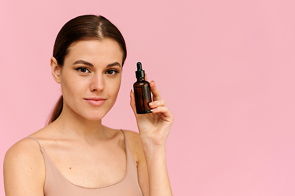 포토 JPG 해외이미지 백인 모델 손 여자 얼굴 분홍색 백그라운드 갈색머리 건강 한명 치료 뷰티 스파 화장품 흰색 신선 액체 피부 유기농 스킨케어 내추럴 순서 고립 돌봄 리프팅 보습 수분크림 완벽 피펫 신청 해외포토 서양인 1 헤어스타일 웰빙 컬러 컨셉 의학 모션 실험기구 사람 신체부위 파일형식 이미지허브