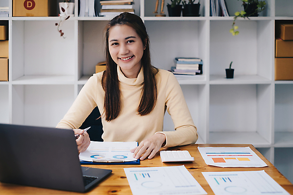 포토 JPG 해외이미지 여자 회사 실내 한명 미소 동양인 상반신 성인 앞모습 노트북 기록 비즈니스우먼 문서 서류판 성인여자한명만 해외포토 1 뷰포인트 비즈니스 표정 사람 인종 내부 전자제품 사무용품 직장인 여자한명만 성인여자만 파일형식 이미지허브