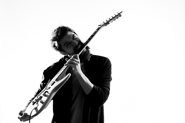 포토 JPG 해외이미지 남자 흑백 한명 상반신 성인 앞모습 기타 매기 기타리스트 로큰롤 락스타 성인남자한명만 해외포토 1 음악 뷰포인트 모션 현악기 촬영기법 사람 연주자 남자한명만 성인남자만 파일형식 이미지허브