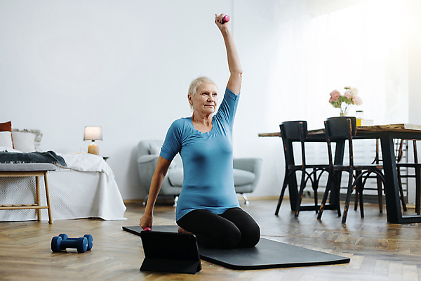 포토 JPG 해외이미지 전신 여자 노년 할머니 요가 실내 한명 들기 옆모습 태블릿 손들기 건강관리 요가자세 매트 무릎꿇기 요가복 노후건강 노인여자한명만 해외포토 1 웰빙 뷰포인트 포즈 모션 건강 관리 사람 성인 내부 전자제품 노후 스마트기기 운동복 여자한명만 노인여자만 파일형식 이미지허브
