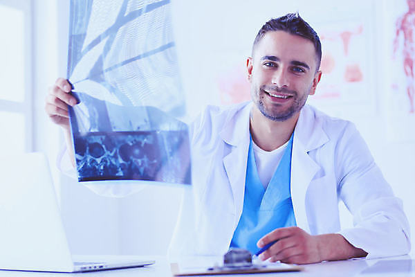 포토 JPG 해외이미지 백인 직업 여자 남자 얼굴 컨셉 유니폼 통신 청진기 건강 병원 대화 한명 사람 앉기 성인 치료 사무실 약 시험 환자 의사 흰색 표현 업무 도움 플라스틱 미용사 컨설턴트 만들기 방문 외과 테라피 돌봄 조언 헬프 해외포토 서양인 1 옷 교육 컬러 비즈니스 의학 의료기기 모션 재질 말하기 신체부위 뷰티 의료진 작업 전문직 상담 파일형식 이미지허브