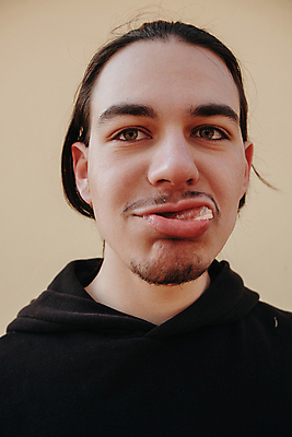 포토 JPG 해외이미지 라이프스타일 손 응시 남자 감정 얼굴 조각 백그라운드 오렌지 수염 주택 실내 건강 식이요법 씨앗 한명 사람 식사 고통 껍질 표현 잡기 입 찡그림 치아 몸무게 기아 피부 토막 점심식사 영양분 소름 카피스페이스 해외포토 식물 1 시선 과일 모션 표정 내부 건물 생활 신체부위 공백 소화기관 사회이슈 파일형식 이미지허브