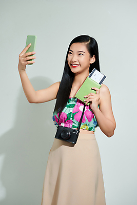 포토 JPG 해외이미지 여자 여행 실내 한명 미소 동양인 성인 여행객 캐리어 즐거움 흰배경 여행용품 여행준비 성인여자한명만 해외포토 1 감정 백그라운드 표정 사람 인종 내부 여행가방 흰색 오브젝트 준비 여자한명만 성인여자만 파일형식 이미지허브