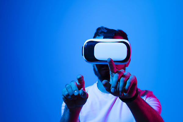 포토 JPG 해외이미지 남자 한명 상반신 성인 앞모습 손들기 가리킴 스마트 하이테크 손뻗기 착용 웨어러블 가상현실 성인남자한명만 오큘러스 VR기기 해외포토 1 뷰포인트 컨셉 모션 기술 사람 손짓 기계 남자한명만 성인남자만 파일형식 이미지허브