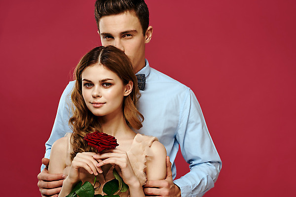 포토 JPG 해외이미지 백인 커플 여자 남자 포옹 미소 들기 상반신 성인 두명 장미 낭만 우아함 성인만 해외포토 서양인 꽃 컨셉 관계 안기 모션 표정 사람 파일형식 이미지허브