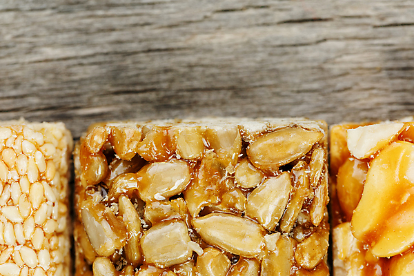 포토 JPG 해외이미지 실내 근접촬영 사람없음 땅콩 에너지바 나무배경 해외포토 음식 뷰포인트 백그라운드 내부 견과류 파일형식 이미지허브