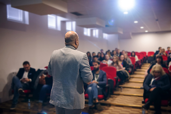 포토 JPG 해외이미지 전신 여자 남자 실내 서기 앉기 여러명 상반신 성인 앞모습 뒷모습 아웃포커스 비즈니스맨 군중 강의 강당 세미나 성인만 해외포토 뷰포인트 다수 비즈니스 모션 촬영기법 사람 내부 직장인 파일형식 이미지허브