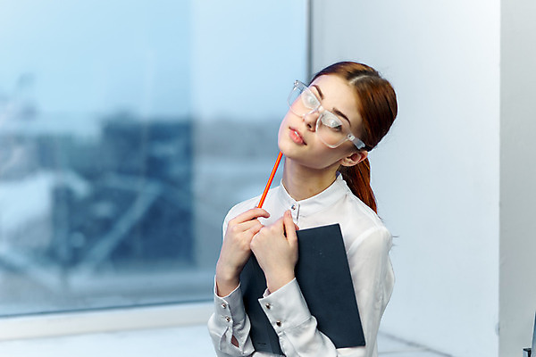 포토 JPG 해외이미지 백인 직업 응시 여자 행복 감정 안경 비즈니스 사업가 성공 한명 미소 사람 성인 사무실 우주 공책 흰색 업무 심볼 경영자 긍정 시트 서명 빨간머리 해외포토 서양인 1 헤어스타일 시선 잡화 컬러 컨셉 문구용품 표정 작업 리더 파일형식 이미지허브