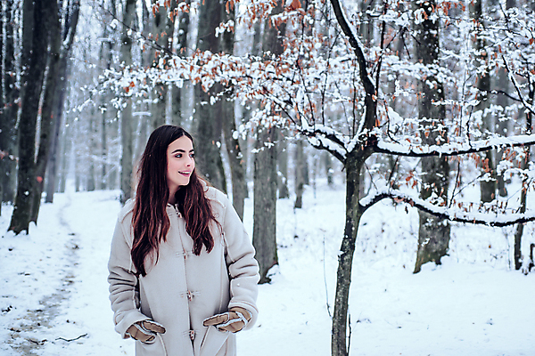 포토 JPG 해외이미지 백인 옷 계절 공원 여자 얼굴 장갑 크리스마스 겨울 장난 자연 놀이 휴가 새해 산 건강 한명 풍경 야외 달리기 얼음 목도리 재킷 추위 게임 숲 스웨터 언덕 니트 서리 장면 쉬는시간 눈내림 뜨개옷 손모아장갑 해외포토 자연요소 서양인 1 잡화 공공시설 기념일 상의 모션 휴식 눈_날씨 사람 신체부위 외투 생태계 파일형식 이미지허브
