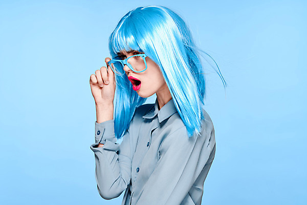 포토 JPG 해외이미지 여자 하늘색 입벌림 한명 상반신 성인 옆모습 놀람 잡기 가발 성인여자한명만 안경낌 힙스터 해외포토 1 패션 감정 안경 뷰포인트 모션 표정 사람 파란색 여자한명만 성인여자만 파일형식 이미지허브