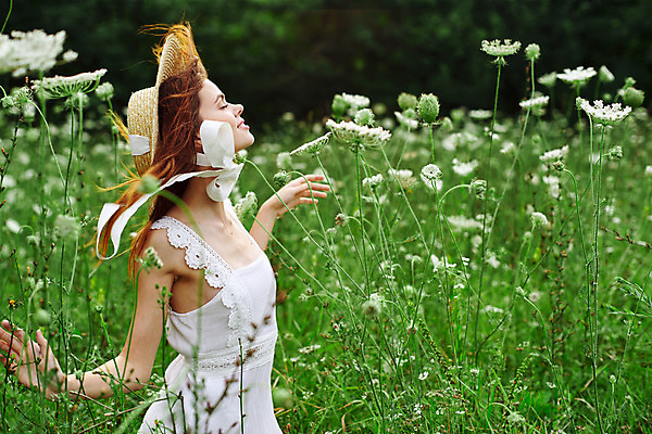 포토 JPG 해외이미지 나무 모델 라이프스타일 드레스 공원 여자 행복 얼굴 분홍색 백그라운드 꽃무늬 자연 요정 건강 한명 야외 초록색 빛 금발 햇빛 태양 뷰티 유행 우주 맑음 일몰 봄 자유 수확 흰색 피부 내추럴 무료 힙스터 해외포토 자연요소 식물 1 헤어스타일 옷 계절 공공시설 패션 꽃 감정 컬러 컨셉 무늬 농업 날씨 사람 생활 신체부위 노을 생태계 파일형식 이미지허브