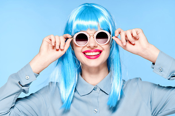 포토 JPG 해외이미지 여자 하늘색 한명 미소 상반신 성인 앞모습 선글라스 잡기 가발 성인여자한명만 힙스터 해외포토 1 패션 안경 뷰포인트 모션 표정 사람 파란색 여자한명만 성인여자만 파일형식 이미지허브