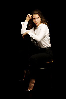 포토 JPG 해외이미지 백인 모델 1 학생 응시 드레스 여자 행복 감정 얼굴 어린이 백그라운드 한명 미소 사람 성인 10대 청춘 뷰티 유행 검은색 흰색 표현 화려 고립 심각 혼자 스타일 해외포토 서양인 시선 옷 컬러 컨셉 청소년 표정 신체부위 파일형식 이미지허브