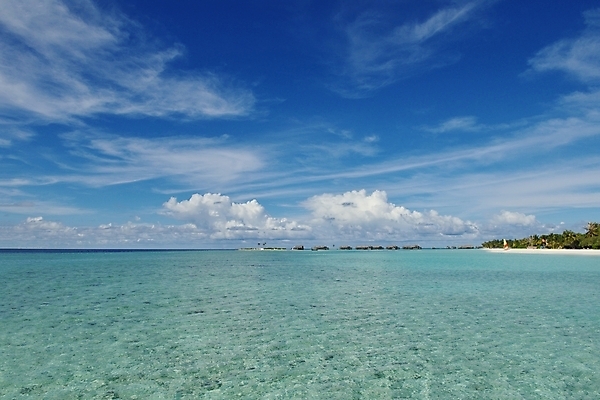 포토 JPG 해외이미지 주간 구름 바다 하늘 사람없음 야외 여름 맑음 여름풍경 휴양지 해외포토 자연요소 계절 날씨 풍경 장소 파일형식 여름_계절 이미지허브