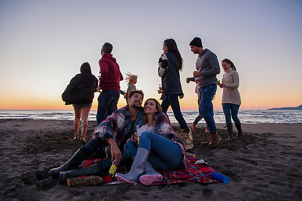 포토 JPG 해외이미지 전신 커플 여자 남자 함께함 웃음 앉기 여러명 상반신 성인 해변 야외 앞모습 옆모습 뒷모습 친구 걷기 캠핑 올려보기 야간 즐거움 성인만 해외포토 자연요소 감정 바다 뷰포인트 다수 컨셉 관계 모션 레저 표정 사람 파일형식 이미지허브