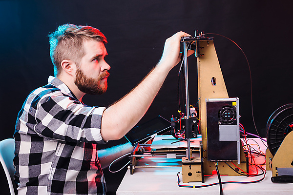 포토 JPG 해외이미지 응시 남자 실내 한명 상반신 성인 옆모습 과학기술 잡기 작업 기술자 제조 인공 3D프린터 성인남자한명만 4차산업 해외포토 직업 1 시선 산업 뷰포인트 모션 기술 사람 내부 인쇄기 남자한명만 성인남자만 파일형식 이미지허브