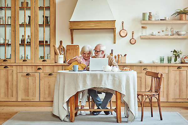 포토 JPG 해외이미지 백인 라이프스타일 커플 응시 여자 노년 남자 행복 안경 가정 가족 남편 설계 봉투 주택 함께함 실내 미소 사람 앉기 두명 노트북 컴퓨터 주방 아내 주름 은퇴 문서 계산서 예산 옛날 노화 해외포토 서양인 시선 잡화 감정 컨셉 관계 모션 표정 성인 내부 건물 생활 전자제품 파일형식 이미지허브