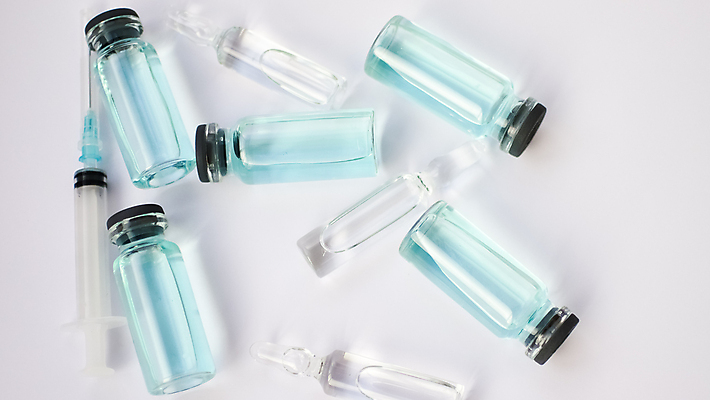 포토 JPG 해외이미지 스튜디오촬영 하늘색 유리병 사람없음 하이앵글 투명 액체 오브젝트 백신 예방접종 바이알 해외포토 뷰포인트 의학 병_용기 실내 파란색 의료용품 접종 파일형식 이미지허브
