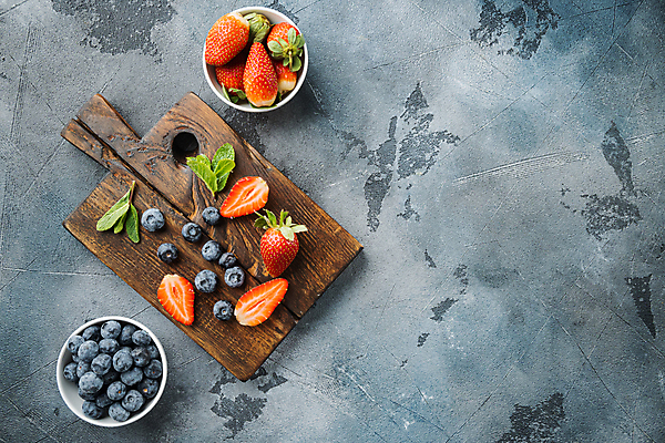 포토 JPG 해외이미지 그릇 딸기 나뭇잎 사람없음 하이앵글 신선 블루베리 나무도마 해외포토 식기 뷰포인트 잎 과일 도마 목재 파일형식 이미지허브