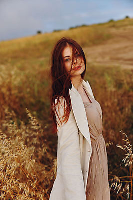 포토 JPG 해외이미지 주간 여자 밭 자연 하늘 한명 상반신 성인 야외 옆모습 코트 내추럴 성인여자한명만 해외포토 자연요소 1 뷰포인트 농업 사람 외투 생태계 여자한명만 성인여자만 파일형식 이미지허브