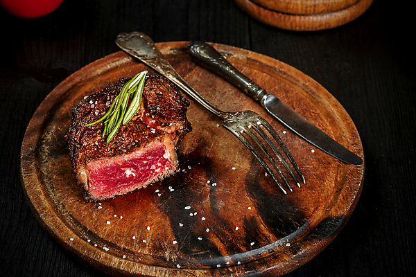 포토 JPG 해외이미지 포크 검은배경 서양음식 실내 스테이크 비프스테이크 사람없음 나이프 나무받침 해외포토 식기 음식 백그라운드 내부 목재 검은색 소고기 칼 받침대 파일형식 이미지허브