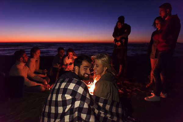 포토 JPG 해외이미지 전신 여자 남자 서기 웃음 앉기 여러명 상반신 성인 해변 야외 앞모습 옆모습 뒷모습 어둠 캠핑 뒤돌아보기 야간 모닥불 담요 덮기 백허그 성인만 해외포토 자연요소 바다 뷰포인트 다수 모션 포옹 불 레저 표정 사람 파일형식 이미지허브