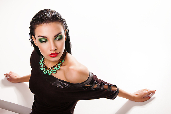 포토 JPG 해외이미지 백인 모델 손 여자 유럽 얼굴 목걸이 장신구 갈색머리 한명 사람 성인 빨간색 초록색 뷰티 유행 쌓기 화장품 흰색 화려 고급 우아함 은색 손톱관리 손톱 보석 피부 위치 스타일 해외포토 서양인 1 헤어스타일 나라 컬러 컨셉 모션 신체부위 네일아트 광석 파일형식 이미지허브