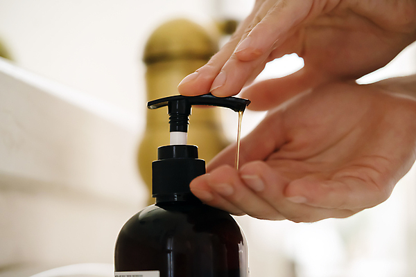 포토 JPG 해외이미지 손 여자 신체 손가락 건강 사람 사람없음 뷰티 거품 장비 욕실 흰색 공구 신선 업무 액체 바이러스 떨어짐 보호 위생 빨래 상품 세제 크림 순수 부드러움 비누 로션 닦기 박테리아 펌프 돌봄 위생관리 해외포토 컬러 컨셉 가사 의학 모션 관리 신체부위 위생용품 화장품 도구 작업 감각 파일형식 이미지허브