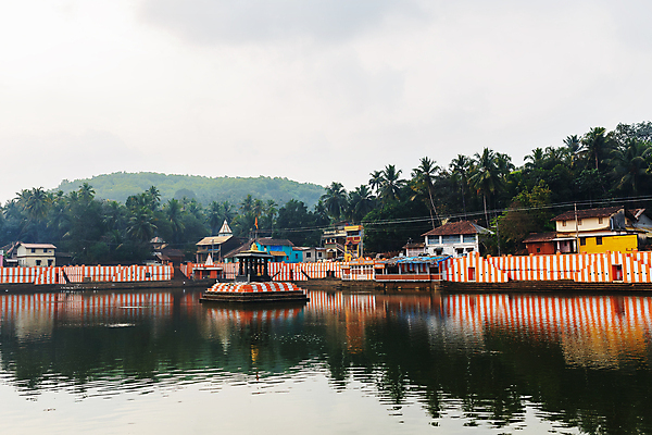 포토 JPG 해외이미지 나무 전통 옷 아시아 종교 문화 호수 여행 건축양식 자연 거리 주택 파노라마 손바닥 풍경 사람없음 건물 물 컬러풀 연못 사찰 뜨거움 보트 역사 씻기 빨래 폐기물 가난 인도인 폐허 먼지 신성 타운 옛날 힌두교 해외포토 자연요소 외국인 식물 건축물 손 건축 나라 컬러 컨셉 가사 배_교통 종교건축 촬영기법 동양인 청결 도시 쓰레기 생태계 파일형식 이미지허브