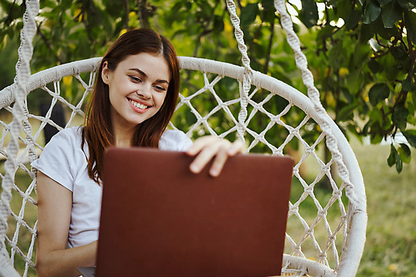 포토 JPG 해외이미지 주간 여자 여유 휴가 휴식 한명 앉기 상반신 성인 야외 앞모습 노트북 잡기 해먹 흔들의자 성인여자한명만 해외포토 자연요소 1 감정 뷰포인트 컨셉 의자 모션 사람 전자제품 침대 여자한명만 성인여자만 파일형식 이미지허브
