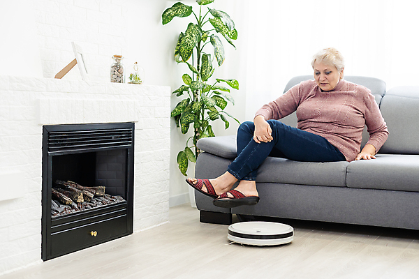 포토 JPG 해외이미지 전신 여자 화분 액자 실내 한명 앉기 앞모습 소파 청결 방 난로 청소 스마트 다리들기 청소로봇 노인만 노인여자한명만 내려보기 해외포토 1 뷰포인트 컨셉 의자 모션 사람 내부 위생 난방기 로봇 여자한명만 성인만 노인여자만 파일형식 이미지허브