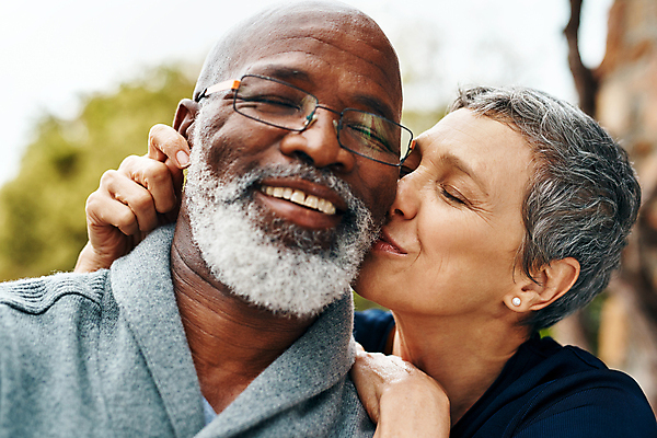 포토 JPG 해외이미지 라이프스타일 커플 여자 노년 남자 안경 수염 키스 함께함 사랑 미소 야외 두명 앞모습 옆모습 아웃포커스 노부부 노인만 해외포토 부부 잡화 감정 뷰포인트 컨셉 관계 촬영기법 표정 사람 성인 생활 애정표현 성인만 파일형식 이미지허브