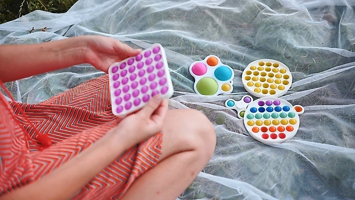 포토 JPG 해외이미지 손 교육 어린이 컨셉 무지개 손가락 놀이 휴식 스트레스 주택 사람없음 컬러풀 장난감 유치원 거품 게임 잡기 감각 퍼즐 플라스틱 오브젝트 중독 실리콘 주목 파스텔톤 팝 정신건강 해외포토 자연요소 컬러 모션 재질 건강 사람 건물 신체부위 파일형식 이미지허브